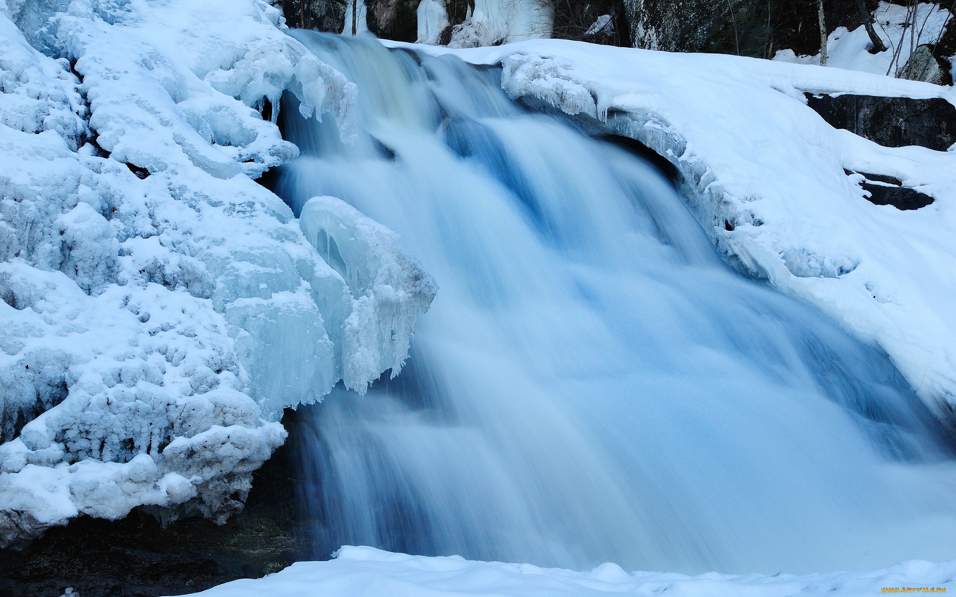 Слушать снег вода. Вода зимой. Ледяной ручей. Зимний водопад. Водопад в снегу.